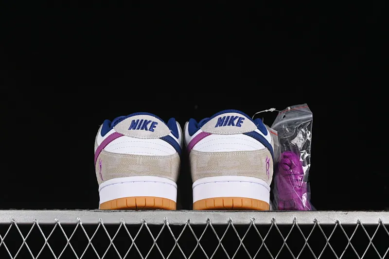 All categories Nk SB Dunk Series Nk SB Dunk Low low-top sneakers Rayssa Leal x Nk SB Dunk Low Brazilian skateboarding goddess joint model SB low-top casual sneakers FZ5251-001